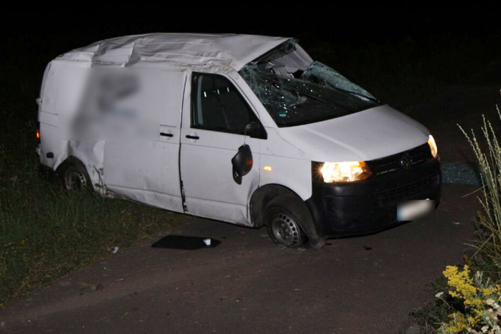 Der völlig demolierte VW-Bus.