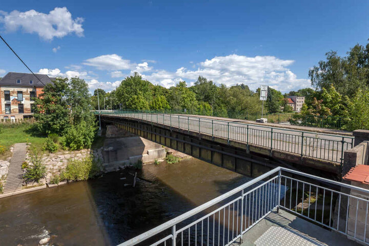 Derzeit laufen noch Baumaßnahmen auf der Brücke, wird neuer Asphalt aufgebracht. Klar ist aber: Es muss ein Neubau her.