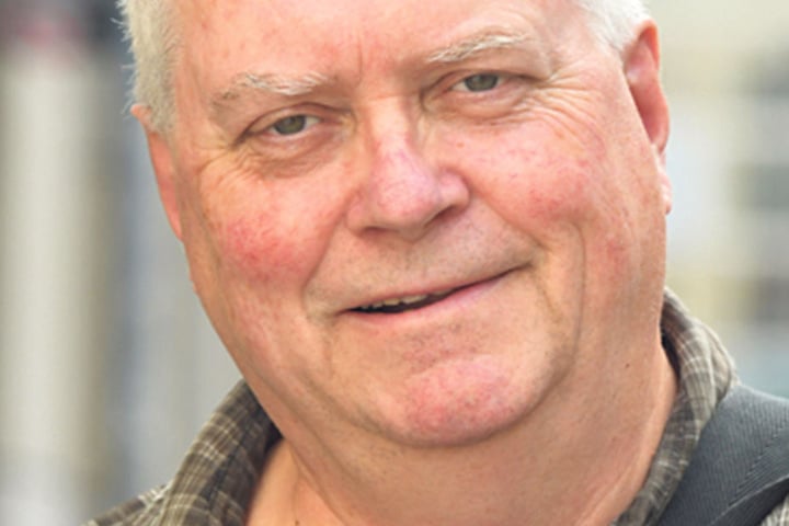 Bernd Rechta
(64),Rentner
aus Dresden,
hält sich heraus:
„Ich wähle
nicht. Ich bin
Diesel-Fahrer,
Rentner und
soll mir jetzt ein neues Auto
kaufen. Mir fehlt, dass die
Politiker nicht mit den Menschen
reden, sondern nur untereinander.“