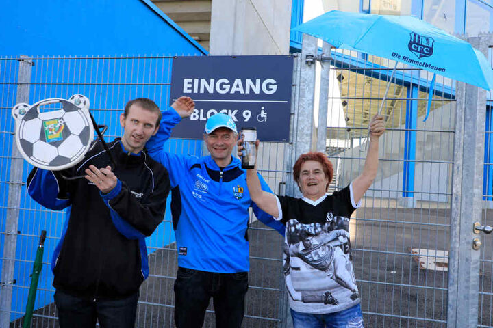 Seit 7 Uhr stehen schon die ersten Fans. vl: Andy Müller, Harald Reiner und Martina Hartwig.