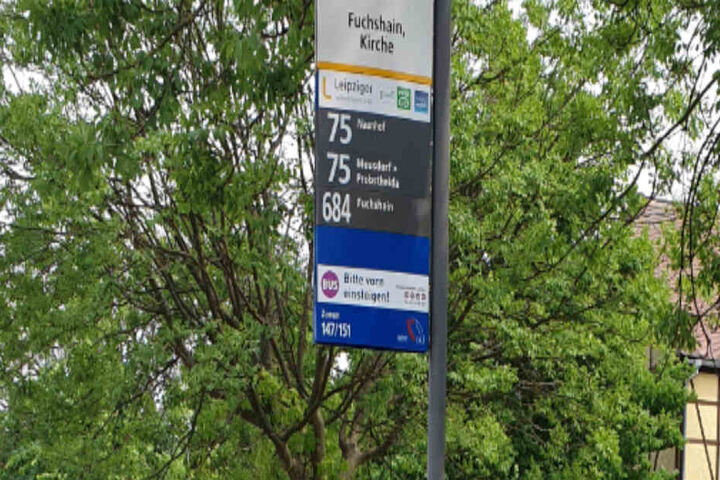 An einer Haltestelle etwa 4km von ihrem Zuhause entfernt ließ der Fahrer das Mädchen aussteigen.