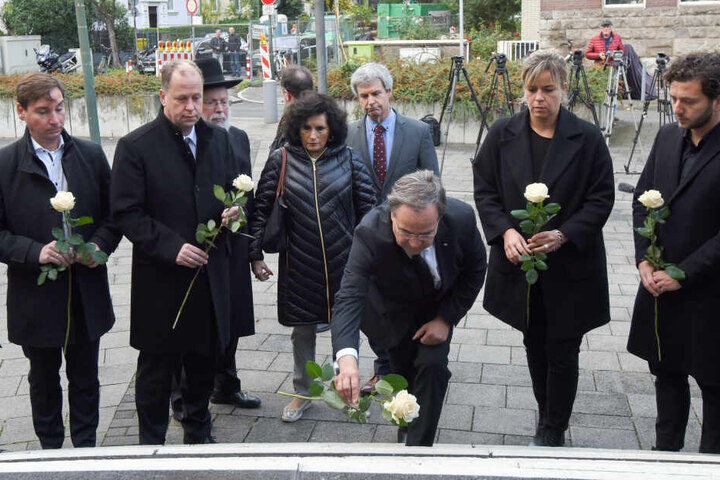 NRW-Ministerpräsident Armin Laschet (CDU) beim Niederlegen einer weißen Rose.