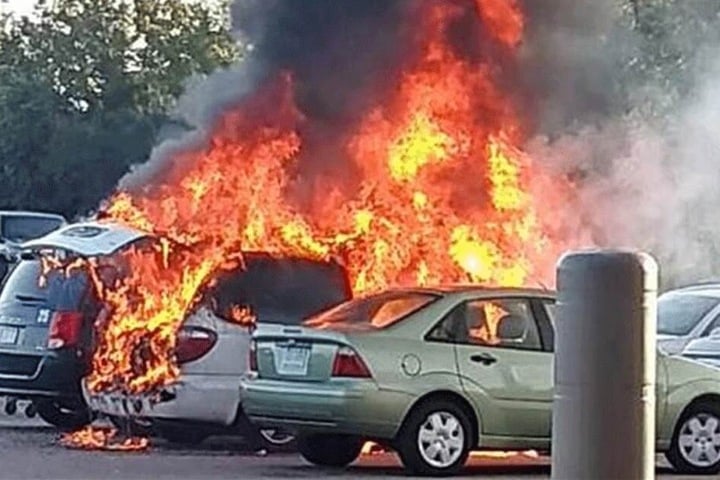Nicht nur der Dodge Caravan von Roberto Lino Hipolito, auch das Auto von Essie McKenzie ging in Flammen auf.