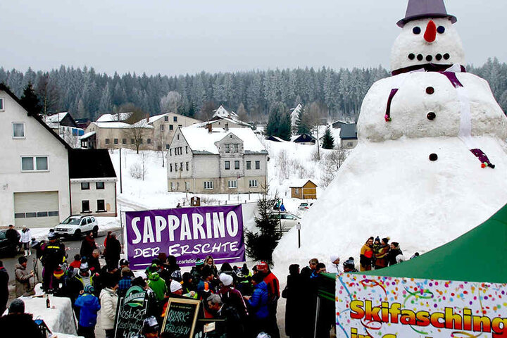15,5 Meter hoch, 135 Tonnen schwer: Der Riesenschneeman wurde übrigens auf
den Namen „Sapparino I“ getauft.