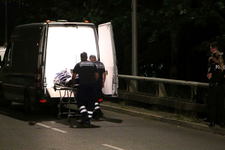 Gerichtsmediziner bringen die Leiche weg.