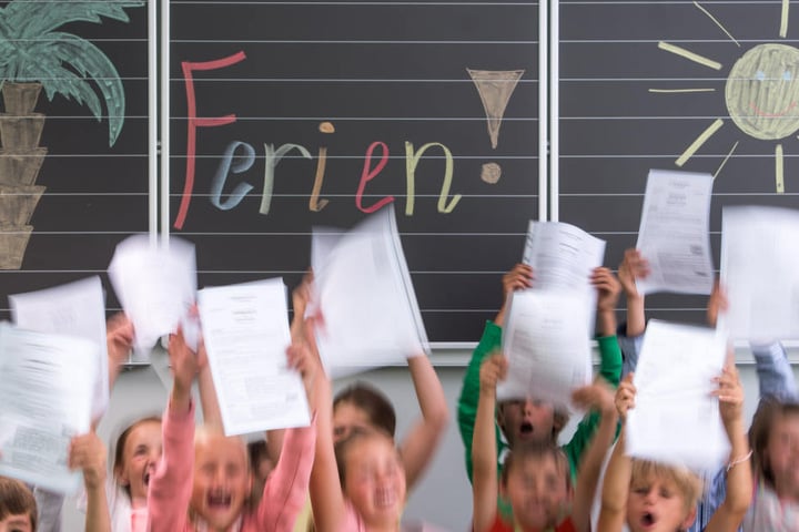 Der letzte Schultag am 23. Juni wird in Chemnitz ein kurzer: Denn bis 9 Uhr müssen alle Zeugnisse ausgegeben sein.