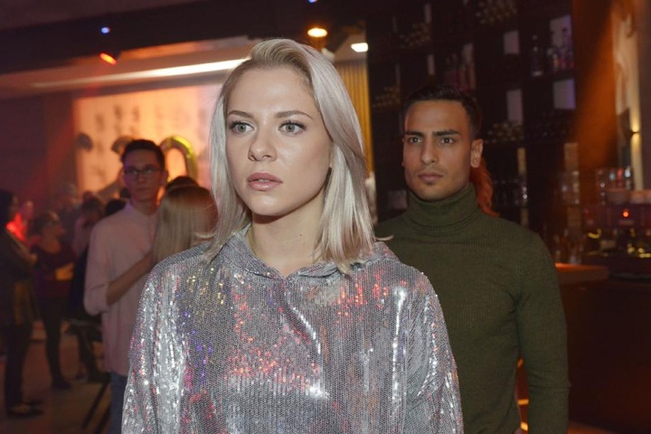 In der Silvesternacht nimmt die Blondine Drogen, um die Ereignisse der letzten Monate zu vergessen.