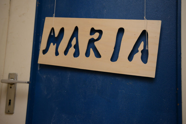Das Schild mit dem Namen "Maria" hing an der Zimmertür.