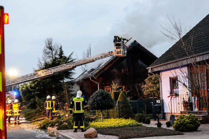 Die Feuerwehr musste einen Baum fällen, um mit der Drehleiter an das Feuer heranzukommen.
