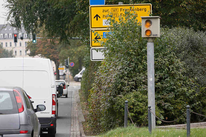 An der Mühlenstraße, Ecke Müllerstraße, war der Rot-Blitzer mit Farbe beschmiert worden, diesmal orange.