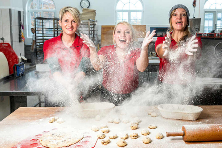 Nelly (35), Bine (36) & Silvana (35, v.l.) verursachen schon mal ein
„Schneegestöber“ in der Backstube „K1“.