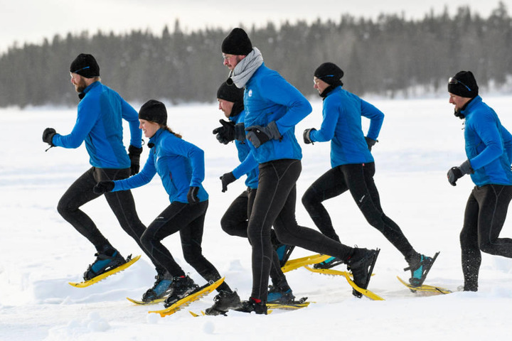Die Kandidaten treten beim Schneeschuh-Biathlon gegeneinander an.