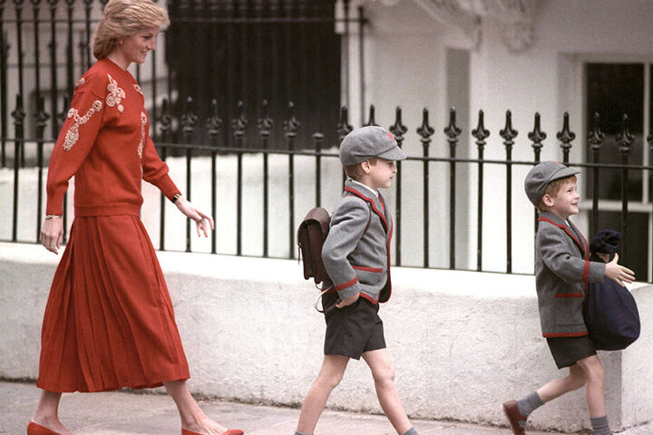 15.09.1989: Prinz William (Mi.) und Prinz Harry gehen an Harrys erstem Schultag in Begleitung ihrer Mutter Diana, Prinzessin von Wales, zur Schule.
