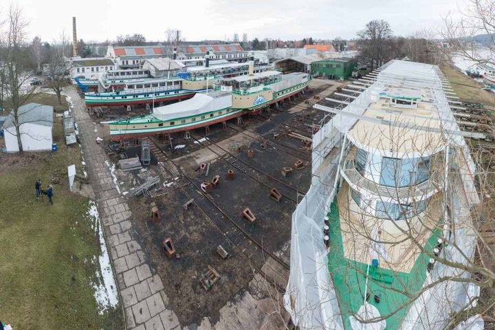 Aufgebockt zur TÜV-Abnahme. Die Raddampfer „Pillnitz“, „Meißen“ und „Wehlen“,
sowie das Salonschiff „August der Starke“ liegen derzeit in der Werft.
