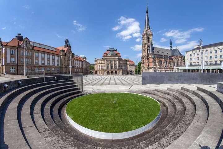 70 Quadratmeter Rollrasen liegen seit Freitag auf dem Theaterplatz.