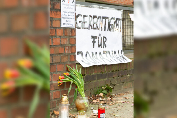 In Gedenken an Jonathan haben Menschen Blumen und Kerzen vor dem Amtsgericht aufgestellt.