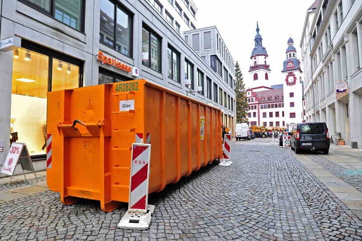 Die großen Container sollten die Zufahrtsstraßen verkleinern, ließen aber genug Platz für Autos...