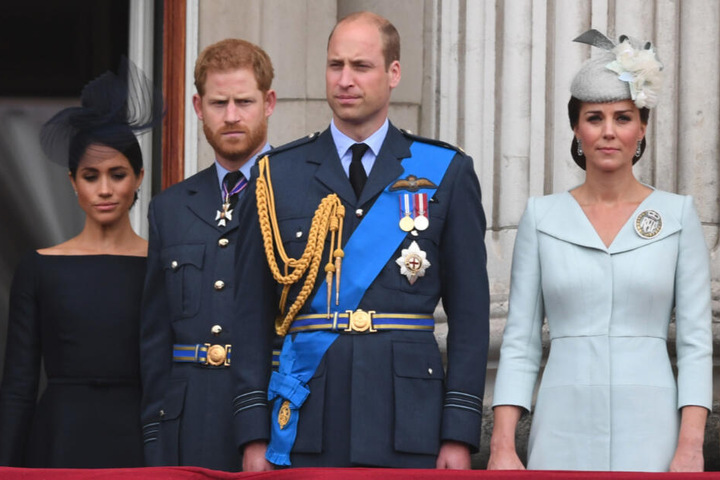 Versteinerte Blicke für's Foto. v.li.: Herzogin Meghan, Prinz Harry, Prinz William und Herzogin Kate stehen auf dem Balkon des Buckingham-Palasts.