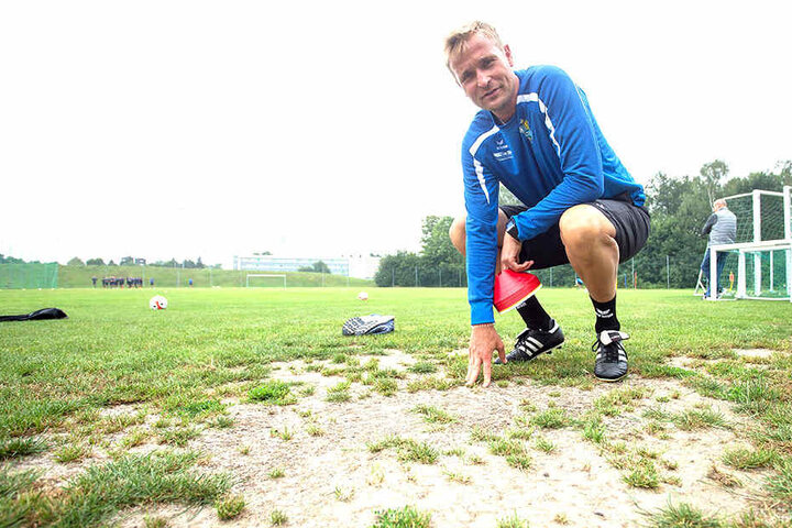 CFC-Trainer David Bergner zeigt es: Der Rasen auf dem Trainingsplatz ist trocken, verdammt trocken. Das gefällt ihm nicht.
