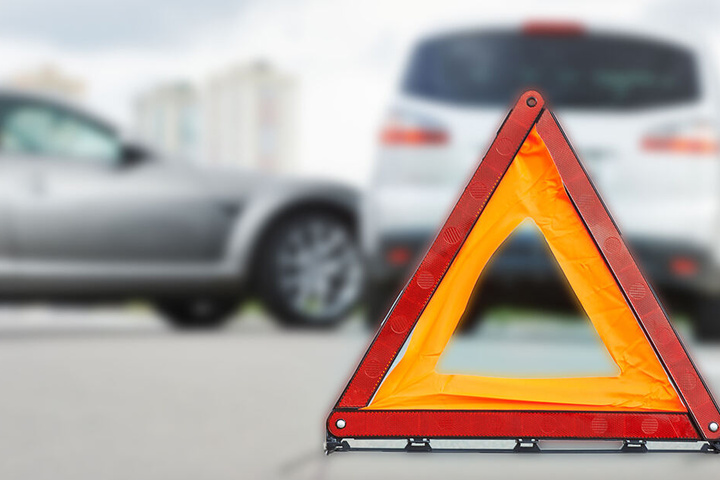 Ein Audi-Fahrer hatte in Zwickau beim Abbiegen nicht auf die Vorfahrt geachtet und war mit einem BMW kollidiert. (Symbolbild)