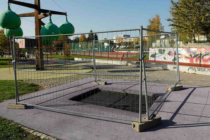 Weil Chaoten ständig randalieren, stehen jetzt Absperrgitter in den "bunten
Gärten".