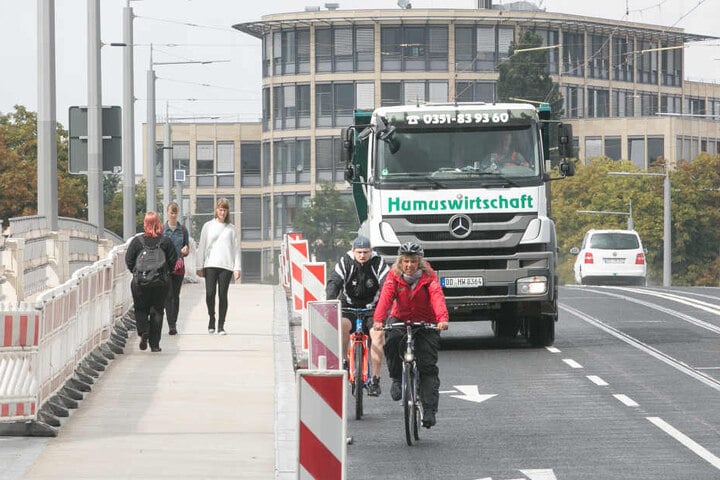 Vorsicht! Weil der Fußweg stromabwärts noch gesperrt ist (links), nutzen
Fußgänger den Radweg. Die Radler wiederum blockieren den Kfz-Verkehr.