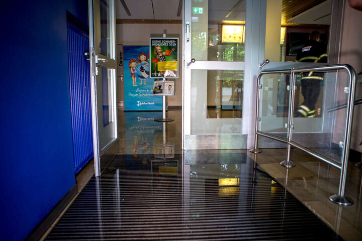 Der geflutete Kassenbereich des Hallenbads in Fischbek.