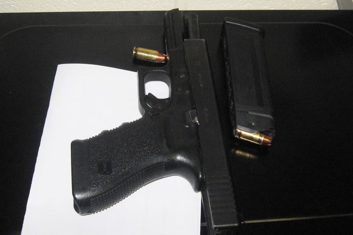 Die Waffe samt Magazin stellte die Polizei bei dem Jungen sicher.