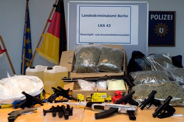 Sichergestelltes Marihuana, Amphetamine, Extasy-Pillen, Kokain, Handfeuerwaffen, ein Maschinengewehr und eine Pumpgung sowie Munition und Chemikalien zur Herstellung von Amphetaminen wurden von der Polizei präsentiert.