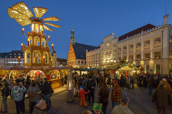 Mehr als hundert Buden stehen auf dem Hauptmarkt in Zwickau.