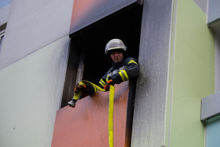 Die Feuerwehr hatte viele Menschen aus dem Haus gerettet.