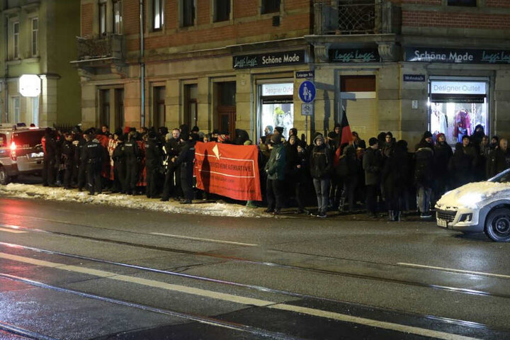 Die Gegendemonstranten hatten Trillerpfeifen im Gepäck und protestierten wütend gegen Höcke und die AfD.