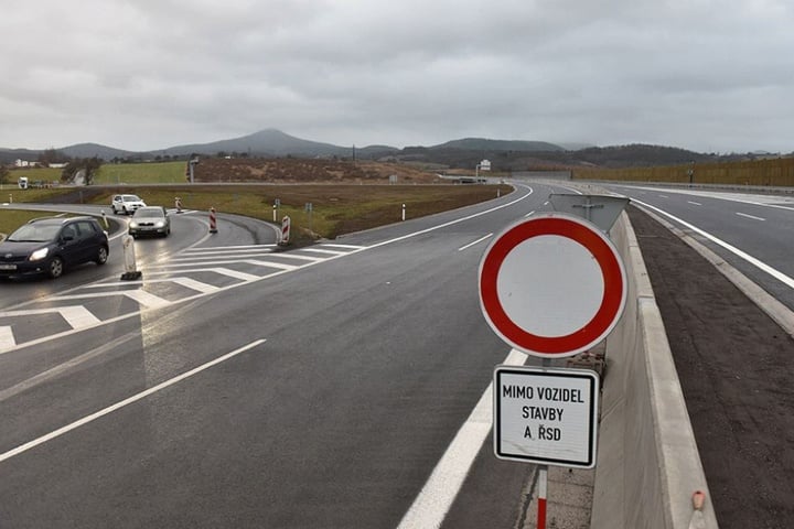 Brandneu und doch schon wieder von der Sperrung bedroht: Der neue Abschnitt Autobahn Dresden-Prag nördlich von Lovosice.
