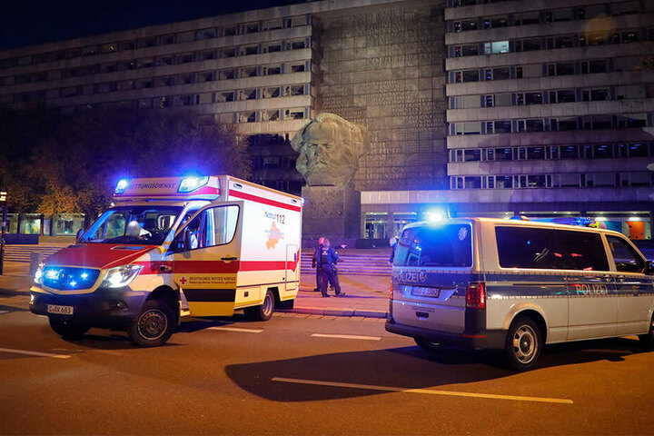 Polizei und Rettungskräfte waren auf der Brückenstraße im Einsatz.