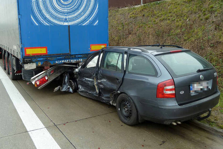 Der Skoda schleuderte unter den Lkw.