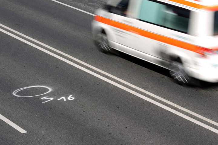 Auf der Straße ist der Tatort gekennzeichnet. (Symbolbild)