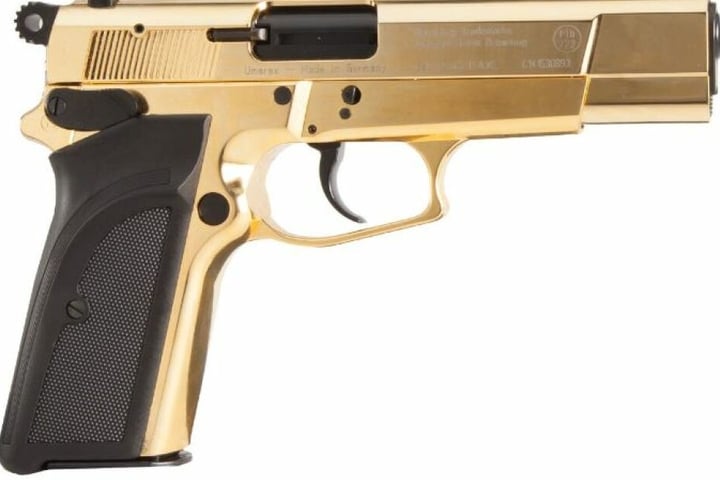 Wer kennt jemanden, der in Besitz einer goldenen Waffe ist? Die Polizei sucht nach Zeugen.
