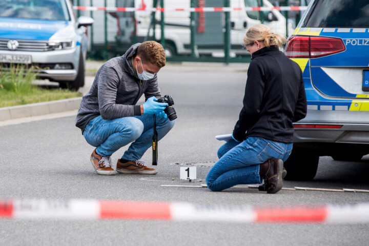 Einsatzkräfte der Polizei sichern Beweismittel am Tatort.