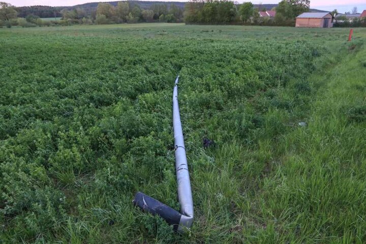 Der Laternenmast wurde durch den Aufprall gefällt.