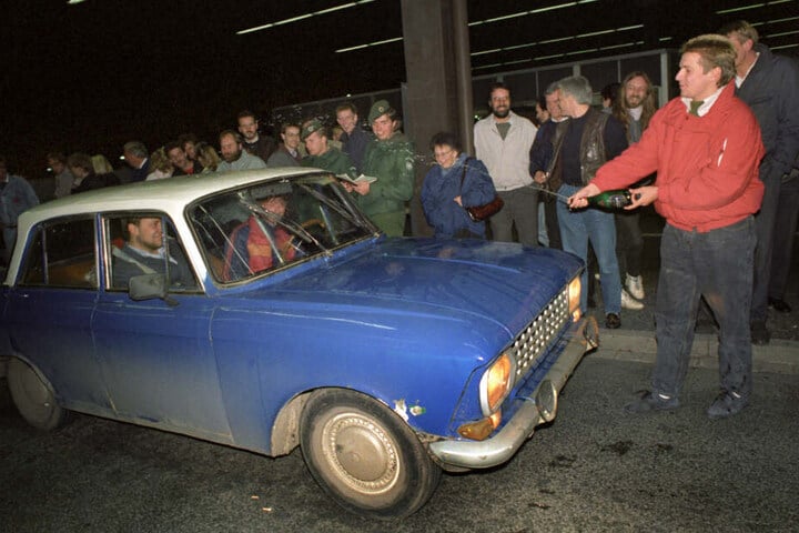 Ankunft von DDR-Bürgern am 10.11.1989 am Grenzübergang Helmstedt. Hier werden sie mit Sekt begrüßt. Die Tage nach dem Mauerfall vor 30 Jahren waren geprägt von Freude, Hilfsbereitschaft - und streckenweise auch von Chaos.