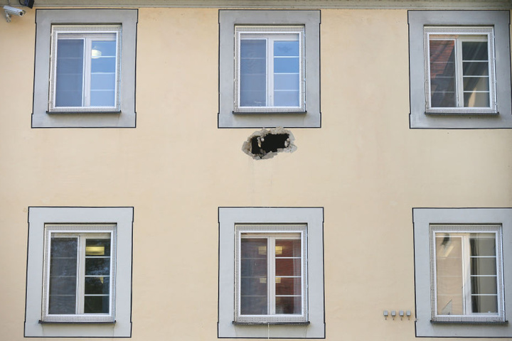 Die Straftäter hatten die Außenmauer des Gebäude durchbrochen und seilten sich anschließend mit einem Bettlaken ab.