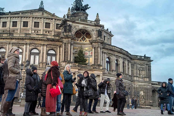 Touristen auf dem Dresdner Theaterplatz. Sachsen verzeichnet bei ausländischen Gästen einen ordentlichen Zuwachs.