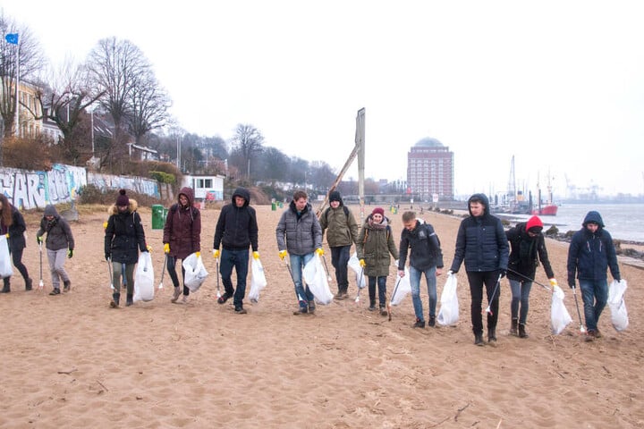 Teilnehmer des Freiwilligen Ökologischen Jahres hatten sich im Rahmen der Aktion "Hamburg räumt auf" den Elbstrand bei Övelgönne vorgeknöpft.