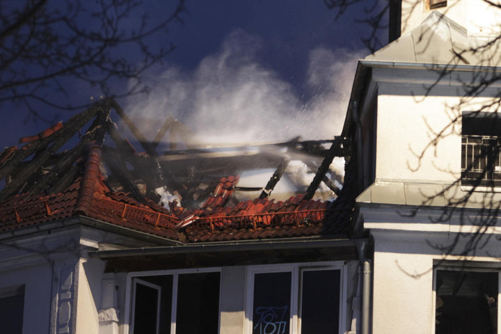 Der Dachstuhl eines Hauses in der Feldstraße in Plauen stand in Flammen.