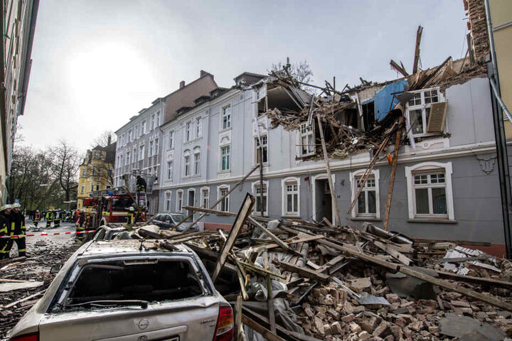 Es gibt mindestens einen Schwerverletzten, Straße und Hof sind mit Trümmern übersät.