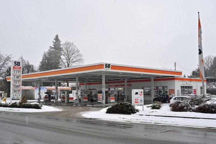 Die SB-Tankstelle in Reichenbach, Treffpunkt für die Jugend. Hier lernten
sich Swen S. (29) und sein späteres Opfer kennen.