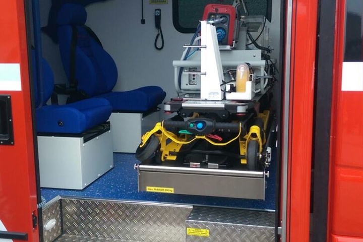 Die Sitze, auf denen Eltern und Sanitäter Platz nehmen können, sind erstmals in Fahrtrichtung ausgerichtet. Der kleine Patient liegt dann in der eigens angefertigten Baby-Trage.