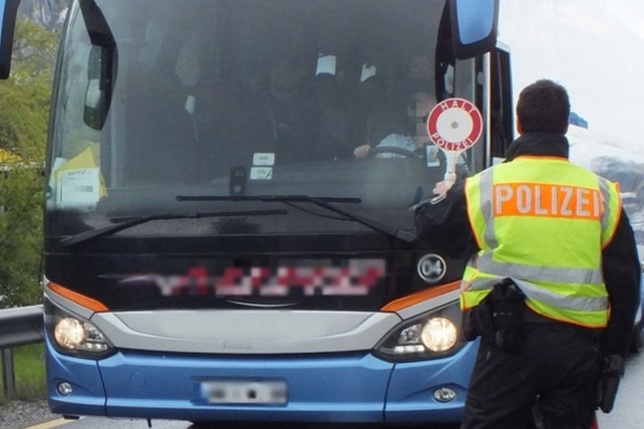 Illegale Migration: Die Bundespolizei wird bei Reisebus-Kontrollen immer wieder fündig. (Archivbild)