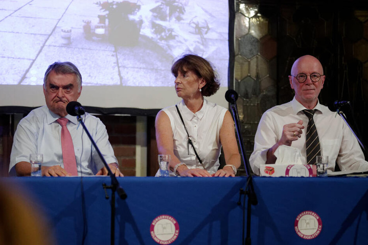 Herbert Reul, Innenminister des Landes Nordrhein-Westfalen (CDU), Henriette Reker, Oberbürgermeisterin von Köln (parteilos) und Uwe Jacob, Polizeipräsident von Köln (l-r) sitzen bei einer Bürgerversammlung zu den Zuständen auf dem Ebertplatz im Brauhaus "