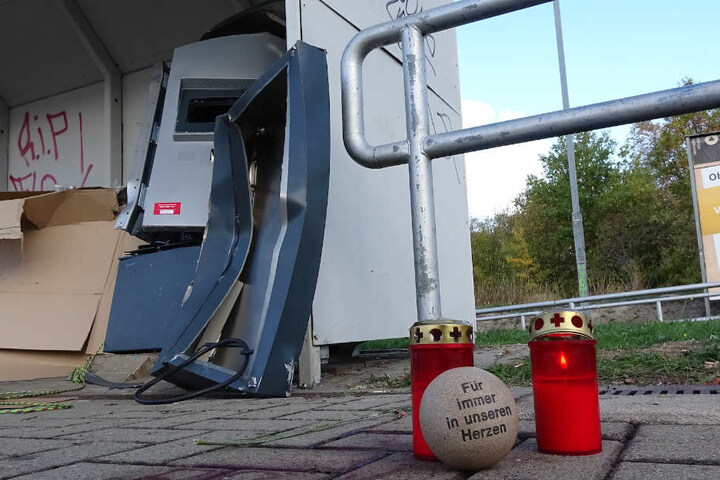 An dem Bahnsteig wurden Kerzen und ein Gedenkstein in Erinnerung an das 19-jährige Opfer niedergelegt.